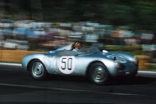 Причина этого прозвища заключалась в том, что его 1,5-литровый двигатель в сочетании с снаряженной массой всего 550 кг давал впечатляющие характеристики, с которыми было трудно сравниться с более тяжелыми конкурентами, особенно в поворотах. 550 Spyde