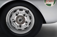 Причина этого прозвища заключалась в том, что его 1,5-литровый двигатель в сочетании с снаряженной массой всего 550 кг давал впечатляющие характеристики, с которыми было трудно сравниться с более тяжелыми конкурентами, особенно в поворотах. 550 Spyde