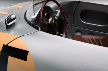 550 Spyder получил свое название от номера конструкции шасси. А за счет использования умных элементов для снижения веса, таких как создание несущей конструкции приборной панели, команде Porsche удалось свести вес к минимуму. Четырехцилиндровый оппози