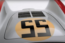 550 Spyder получил свое название от номера конструкции шасси. А за счет использования умных элементов для снижения веса, таких как создание несущей конструкции приборной панели, команде Porsche удалось свести вес к минимуму. Четырехцилиндровый оппози