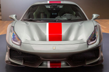 В то время как большинство ценителей Ferrari окрашивают свой суперкар традиционным красным цветом Rosso Red, этот уникальный образец нарушает условности с потрясающей серебряной окраской с нежными зелеными оттенками.
