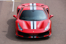 В прошлом мы также видели, что подразделение Ferrari по персонализации может сделать с GTC4 Lusso T. Теперь ориентированный на трек Ferrari 488 Pista получил особый пакет от Tailor Made. В сообщении в социальной сети Феррари говорит, что эта персонал