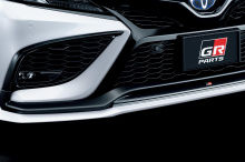 В 2021 модельном году Toyota Camry подверглась фейслифтингу с более свежим стилем и улучшенными технологиями безопасности. Для тех, кто хочет еще больше украсить стиль, Modellista и GR Parts предлагают новый ассортимент аксессуаров, улучшающих внешни