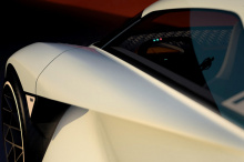После недавнего дебюта новых BMW 4 серии, M3 и M4 новое направление дизайна BMW, включающее гигантские решетки радиатора, подверглось широкой критике. Мы все вздохнули с облегчением, когда на прошлой неделе дебютировал BMW M5 CS с более знакомой пере