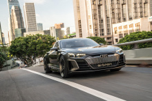Этот завод пришлось перепрофилировать, чтобы приспособить его к e-tron GT, но в процессе Audi позаботилась о том, чтобы он был таким же эффективным, как и сам автомобиль. Все экологическое электричество и тепло, производимое заводом, получают из 100-