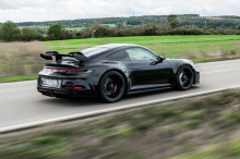 Ранее сегодня Porsche также поделился парой фотографий двух Porsche с гигантскими задними крыльями в своем твиттере, которые, похоже, вызывает ажиотаж в связи с последним ориентированным на трек 911. Один из этих автомобилей - Cayman GT4, а другой - 