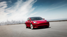 Тем не менее, еще более дешевая компактная Tesla за 1,84 млн рублей, нацеленная на массовый рынок, находится в разработке уже несколько лет. Еще в 2018 году Илон Маск сказал, что хочет выпустить автомобиль за 25000 долларов (1,84 млн рублей) за три г