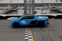 Все три гоночных автомобиля имеют красный, белый и синий цвета, вдохновленные логотипом 2021 Daytona 500, с Rapid Blue в качестве базового покрытия. Поклонники Chevy могут отметить, что Rapid Blue в настоящее время доступен только на Corvette, а это 
