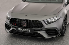 Brabus предлагает индивидуальный дизайн интерьера, который включает кожаный салон любого цвета, накладки на пороги из нержавеющей стали с логотипом Brabus, доступные в 64 цветах, алюминиевые педали Brabus и велюровые коврики с логотипом Brabus.