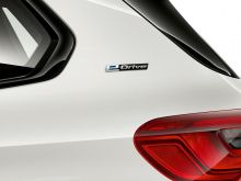 BMW ранее называл свои подключаемые гибриды моделями iPerformance. Это различие моделей ненадолго использовалось в США на 530e iPerformance и X5 xDrive45e iPerformance, прежде чем обе модели отказались от части «iPerformance» в своих названиях.