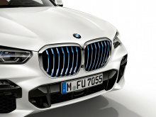 Схема именования BMW сейчас довольно сложна. Автомобили с четными номерами (2 серия, 4 серия, 8 серия) обычно имеют две двери (если они не являются Gran Coupe), модели с буквой i в названии полностью электрические (если это не расширитель диапазона i