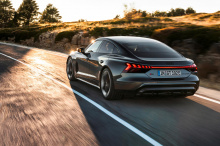 Но есть одна область, в которой e-tron GT значительно уступает моделям Model S. По оценкам Audi, аккумуляторная батарея e-tron GT емкостью 93 киловатт-часа обеспечит 380 км в стандартном e-tron GT и 370 км в высокопроизводительном RS e-tron GT на осн