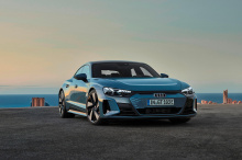 Audi e-tron GT прибыл на прошлой неделе в качестве ответа немецкого автопроизводителя на Tesla Model S. Благодаря потрясающему стилю, вдохновленному великолепной концепцией, e-tron GT, возможно, является одним из самых красивых электромобилей, в то в