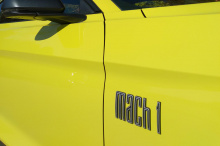 Итак, о каких изменениях мы говорим? Во-первых, значки на крыльях Mach 1 изначально должны были быть полностью черными. Но поскольку дизайнеры Ford понимали, что этим значкам будет сложно выделяться на темных автомобилях, Ford решил добавить серебрян