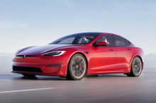 Обновленная Tesla Model S Plaid была представлена в конце прошлого месяца с несколькими интересными новыми функциями, среди которых опция Plaid+ с дальностью хода 830 км, разгоном до 100 км/ч менее 2 секунд и максимальной скоростью более 320 км/ч. Эт