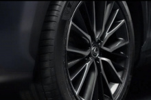 Никаких технических подробностей в видео не раскрывается, но Lexus утверждает, что новый NX более мощный, динамичный и маневренный, чем предыдущая модель, но при этом предлагает более передовые технологии и «уделяет больше внимания водителю».