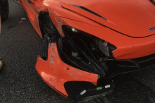 CHP подчеркнула глупость водителей, разбивших McLaren 720S, который в Твиттере ошибочно именуется McLaren 570S. В приведенном выше случае ситуация усугубляется тем фактом, что водитель разбившегося McLaren даже не владел машиной. Вместо этого он был 