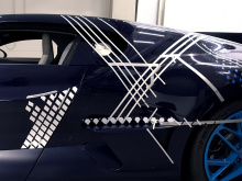 Поставки впечатляющего гиперкара Divo от Bugatti начались во второй половине прошлого года. Как и в случае с более бедными автолюбителями, такими как вы и я, владельцы Divo хотят выделиться из толпы, каким бы эксклюзивным ни был их автомобиль. Но ког
