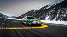 Генеральный директор швейцарской компании Porsche Майкл Глински добавил: «Первый полностью электрический спортивный автомобиль Porsche, Taycan, представляет собой новую главу в истории компании. Мы хотели запечатлеть это достижение, работая вместе с 