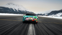 Генеральный директор швейцарской компании Porsche Майкл Глински добавил: «Первый полностью электрический спортивный автомобиль Porsche, Taycan, представляет собой новую главу в истории компании. Мы хотели запечатлеть это достижение, работая вместе с 
