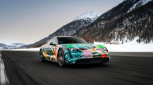 Porsche Exclusive Manufaktur, специализированное подразделение производителя, также добавило уникальных дизайнерских решений, включая подсвечиваемые накладки на пороги с надписью «Королева ночи» и дверные проекторы, которые освещают подпись Филипса.