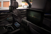 Задние пассажиры могут смотреть Fire TV на задних экранах, в то время как передний пассажир может использовать высокотехнологичный фильтр конфиденциальности, который не позволяет водителю просматривать то, что находится на переднем экране. Когда авто