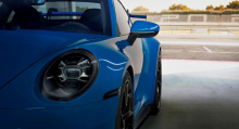 Эти премиальные варианты цвета, которые стоят дополнительно более 250 тысяч рублей 3500 каждый, включают Shark Blue, Crayon, Lava Orange и Python Green. Shark Blue - это совершенно новый цветовой вариант для 911 GT3, что объясняет, почему он был пока
