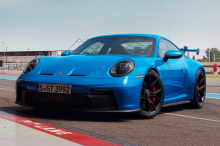 Загрузив онлайн-конфигуратор Porsche 911 GT3, вы получите широкий выбор вариантов цвета кузова для вашей новой гоночной игрушки, включая белый, черный, красный или гоночный желтый. За дополнительную плату вы можете окрасить свой 911 GT3 в цвета метал