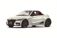 Honda S660 была продана с версией Modulo X для тех, кто ищет уникальный внешний вид, а версия Z привнесет еще больше эксклюзивности в этого захватывающего маленького городского гонщик. Version Z имеет особый цвет кузова Sonic Grey Pearl и даже добавл