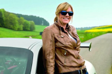 Спустя несколько лет она и ее будущий муж основали команду Frikadelli Racing. Помимо своей профессиональной гоночной карьеры, Шмитц много лет работала водителем кольцевого такси, пройдя около 30 000 кругов по Северной петле.