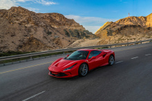 Обладая мощностью 710 лошадиных сил от 3,9-литрового двигателя V8 с двумя турбинами, F8 является очень быстрым автомобилем, но благодаря инновациям, которые Маранелло вносил на протяжении многих лет - таким вещам, как Ferrari Dynamic Enhancer и Side 