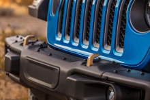 Между тем, Wrangler 4xe Hybrid, благодаря своей аккумуляторной батарее с жидкостным охлаждением емкостью 17 кВтч, может проехать до 40 км только на электричестве, а при комбинированном вождении он достигает 4,7 литров на 100 км. Повышенная экономия т