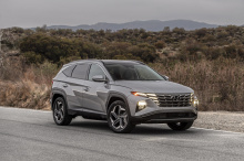 В этом году компания Hyundai уверенно вышла из ворот с новым 2022 Tucson, и этот импульс, похоже, продолжается. Смелый дизайн нового внедорожника был представлен в конце прошлого года и уже запущен в производство в США. В качестве бонуса он стоит на 