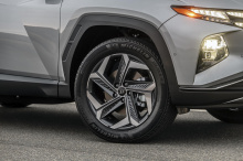 В этом году компания Hyundai уверенно вышла из ворот с новым 2022 Tucson, и этот импульс, похоже, продолжается. Смелый дизайн нового внедорожника был представлен в конце прошлого года и уже запущен в производство в США. В качестве бонуса он стоит на 