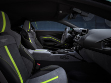 Aston Martin Vantage F1 Edition - это далеко не просто внешний вид. Фактически, британский автопроизводитель утверждает, что на сегодняшний день это наиболее ориентированный на трек серийный Vantage. Мощность 4,0-литрового двигателя V8 с двойным турб