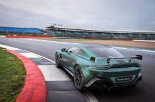 Aston Martin Vantage F1 Edition - это далеко не просто внешний вид. Фактически, британский автопроизводитель утверждает, что на сегодняшний день это наиболее ориентированный на трек серийный Vantage. Мощность 4,0-литрового двигателя V8 с двойным турб