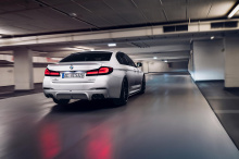 При всех спорах вокруг нового направления дизайна BMW 4 серии 2021 года легко забыть, что его более крупный брат 5 серии получил обновление стиля в рамках фейслифтинга 2021 модельного года. В отличие от 4-й серии, большинство энтузиастов согласятся, 