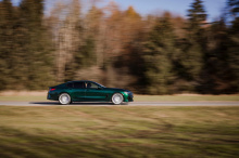 Под красивыми цветами и материалами находится BMW M850i Gran Coupe с 4,4-литровым твин-турбо V8, увеличенным до 612 лошадиных сил и 800 Нм крутящего момента. Благодаря максимальному крутящему моменту, доступному всего с 2000 об/мин, Alpina B8 может р