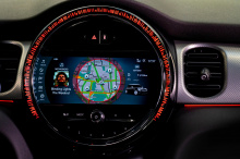 Всесторонние изменения также можно найти в интерьере, который в стандартной комплектации модернизирован новым рулевым колесом, новой цифровой приборной панелью и большим 8,8-дюймовым сенсорным экраном. Он работает под управлением новой улучшенной опе