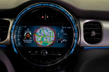 Всесторонние изменения также можно найти в интерьере, который в стандартной комплектации модернизирован новым рулевым колесом, новой цифровой приборной панелью и большим 8,8-дюймовым сенсорным экраном. Он работает под управлением новой улучшенной опе