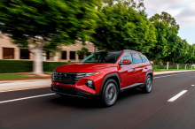 Совершенно новый 2022 Hyundai Tucson готовится к запуску этим летом, и он действительно начинает выглядеть очень хорошо. Четвертое поколение компактного кроссовера получило новый, более острый экстерьер, и впервые Tucson будет доступен как гибрид, та