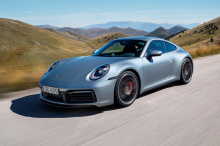 Наряду с новой компоновкой клиенты Porsche получат пробный доступ к подключенным услугам в течение трех лет вместо текущего однолетнего пробного использования. Услуги включают в себя Porsche Connect, который объединяет Voice Pilot с естественными гол