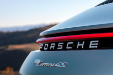 Porsche объявил цены на всю модельную линейку 2022 911 во вторник. Да, это включает в себя недавно представленный 2022 Porsche 911 GT3. Все модели 2022 911 получают обновленную версию Porsche Communication Management (PCM), управляемую с помощью 10,9
