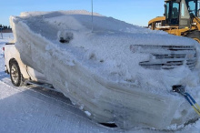 На фотографиях видна массивная ледяная плита, покрывающая машину по всей длине и проходящая через крышу. Остается только кузов грузовика, хотя на нем тоже есть кусок льда. Лед также очень тяжелый, о чем свидетельствует тот факт, что грузовик раздавле
