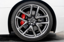 Lexus, похоже, сочетает лучшее из оригинального LFA (его форму, компоновку и двигатель) с лучшими современными технологиями, оснащая его светодиодными фарами, которые соответствуют текущему языку дизайна, хотя последнее не было слишком сложной задаче