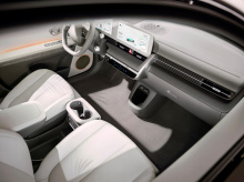 E-pits будет иметь возможность Plug&Charge с автоматической аутентификацией и платежами для удобных и быстрых остановок. Mercedes предложит аналогичный процесс зарядки для своего нового электрического седана EQS, хотя приятно видеть, что та же технол