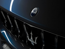Согласно Maserati, этот новый автомобиль весит меньше, чем его аналоги с шестицилиндровым бензиновым и дизельным двигателем, и имеет лучшее распределение веса благодаря размещению аккумулятора в задней части без ущерба для грузоподъемности.
