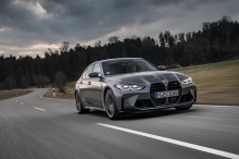 Маркировка BMW xDrive будет предлагаться только на моделях M3 и M4 Competition, что приведет к разгону до 100 км/ч за 3,4 секунды. Это на 0,4 секунды быстрее, чем у их заднеприводных собратьев. В зависимости от спецификации максимальная скорость сост