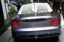 Предполагая, как будут выглядеть лимузины Hongqi в будущем, L-Concept представляет собой седан в стиле купе с крышей типа «фастбэк» и изысканным двухцветным экстерьером.
