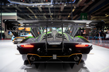 Мы уверены, что Lamborghini передумал, потому что Essenza SCV12, предназначенный только для трека, впервые публично выставляется на всеобщее обозрение. Представленные в ливрее Verde Selvans, Grigio Linx, Nero Aldebaran Gloss и Arancio California запл